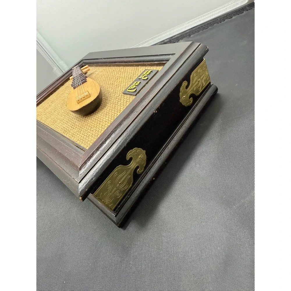 Vintage Wooden jewelry trinket box with a‎ decorative lute chest treasure
